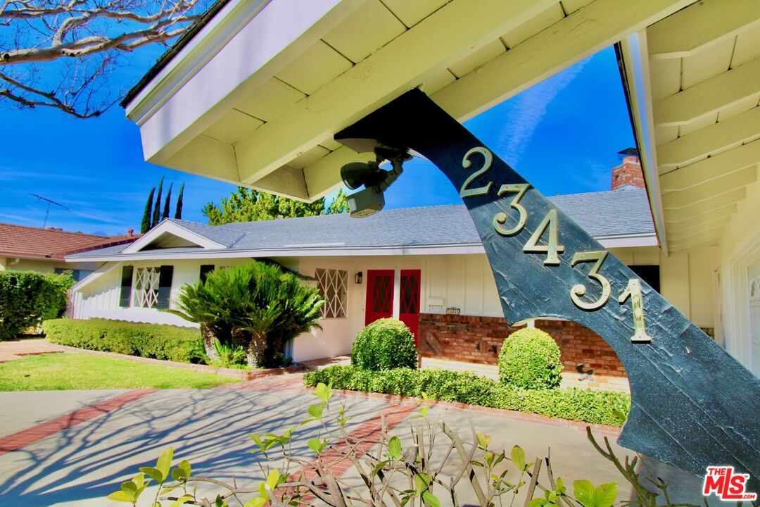 Foto principal - 23431 Clarendon St