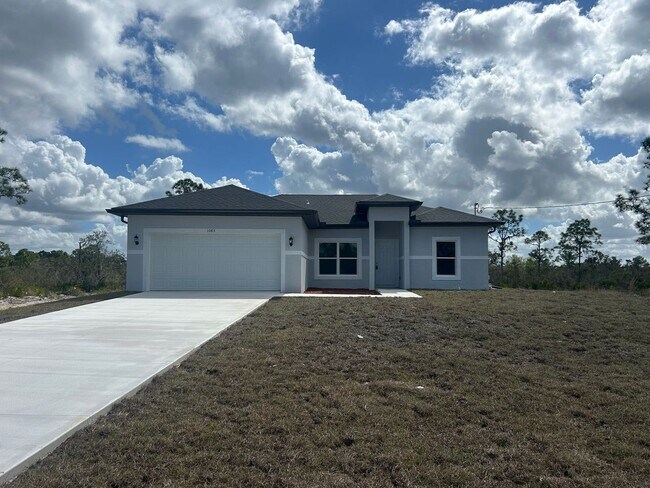 Foto del edificio - BRIGHT & BRAND NEW! 4 Bed / 2 Bath / 2 Car Garage Home in Charming Lake Placid!
