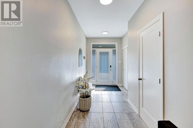 Building Photo - 258 Gossamer St