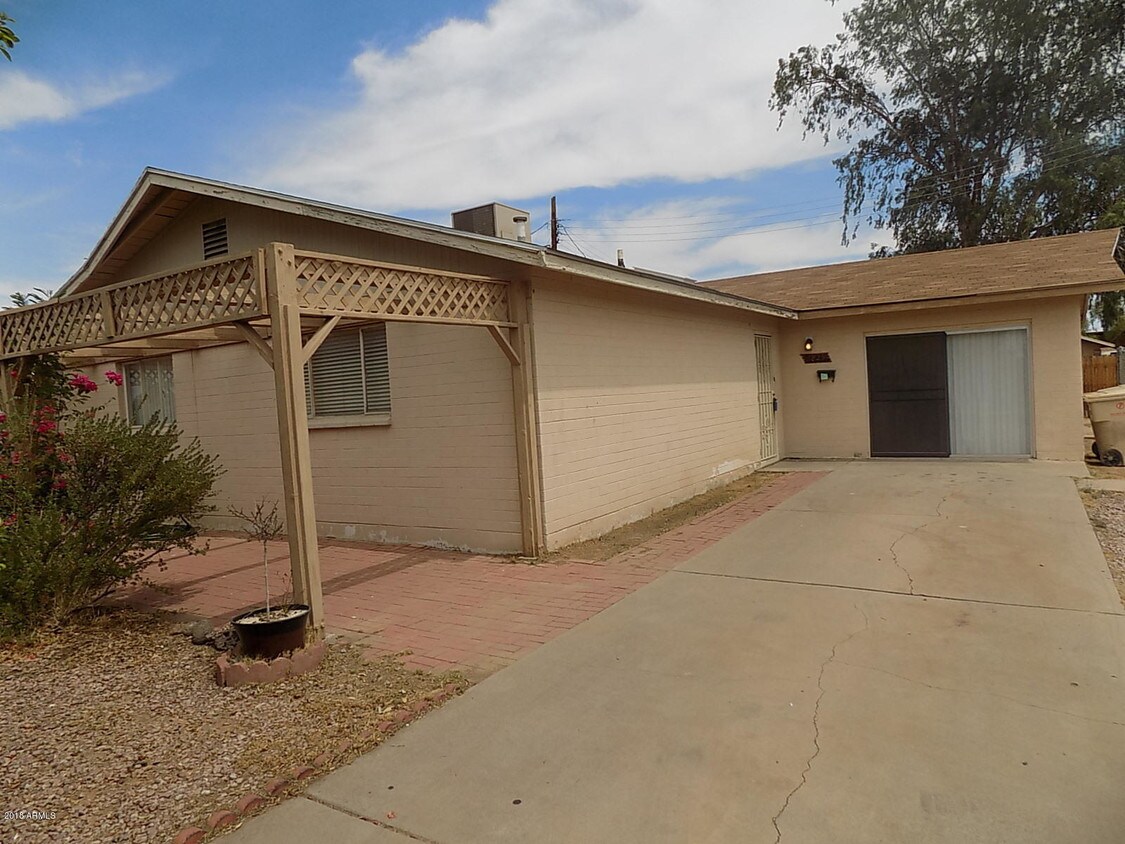 Primary Photo - 5829 N 61st Dr