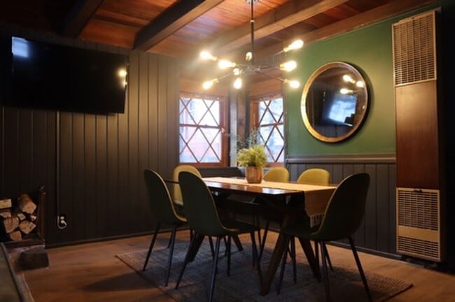 Building Photo - CHARMING AND COZY
