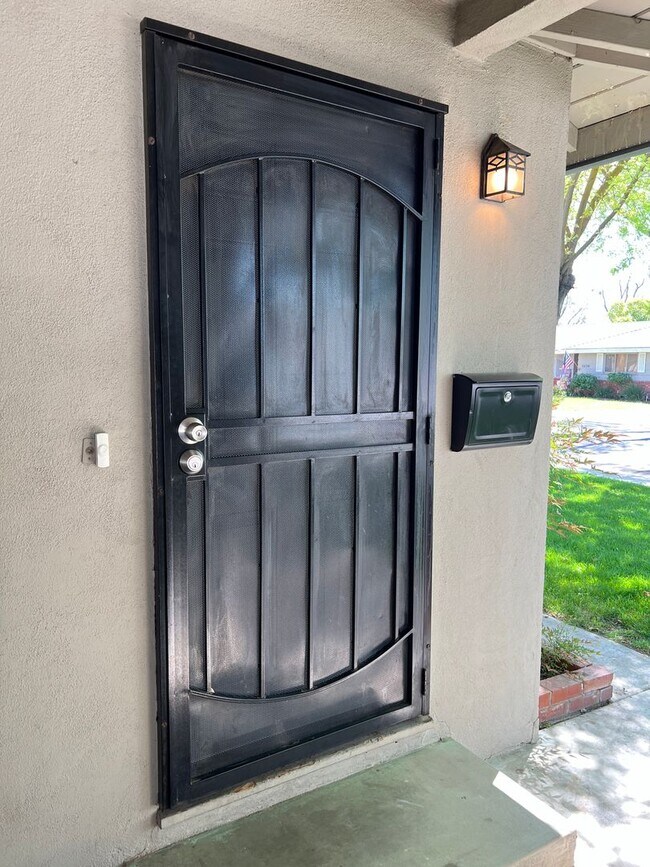 Foto del edificio - Single story one bedroom unit with covered carport!