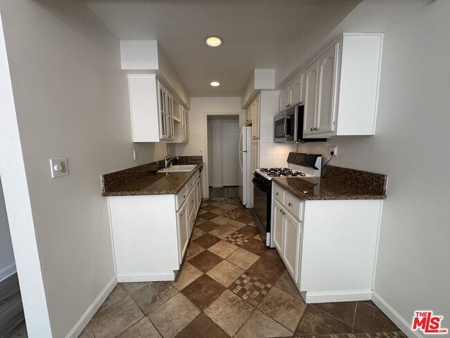 Building Photo - 6700 Hillpark Dr