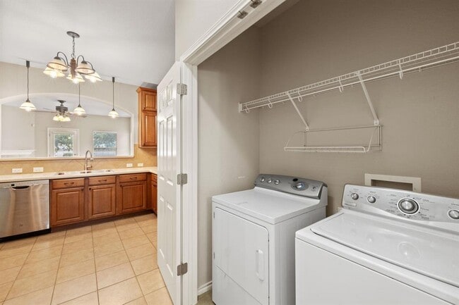 Foto del edificio - 11213 Liberty Farms Dr