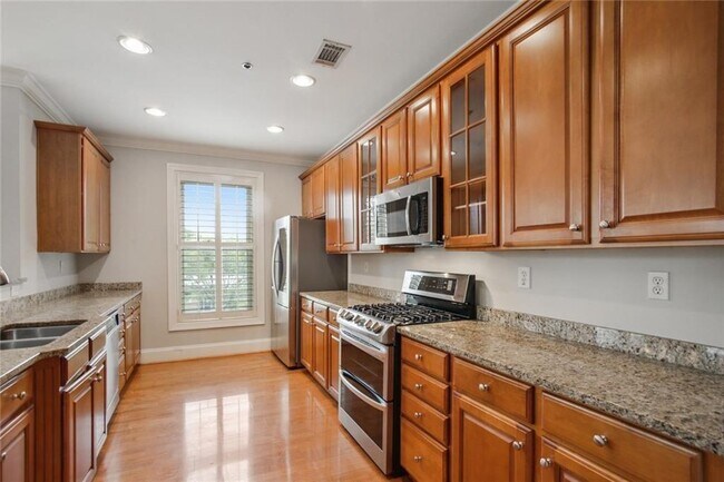 Building Photo - 560 Dutch Valley Rd NE