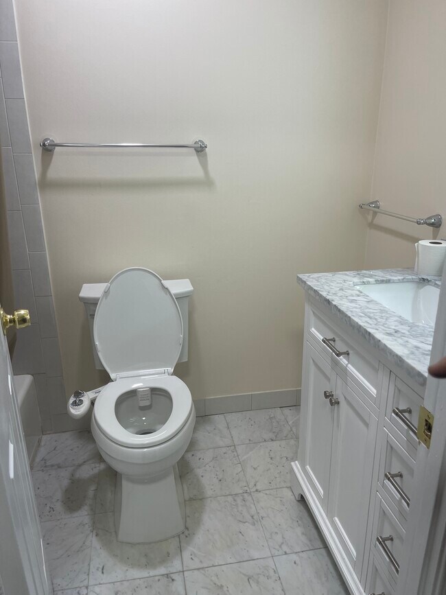 w/bidet de baño - 2815 Pennsylvania Ave