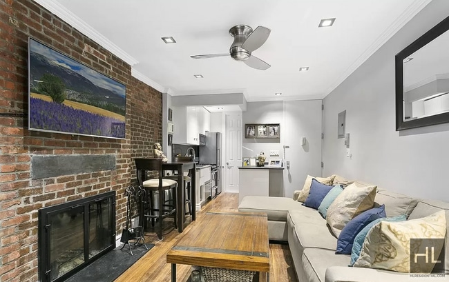 Building Photo - Perry Street