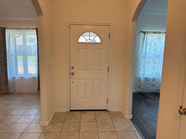 Building Photo - Spacious 3 bed 2 bath with office or 4th b...