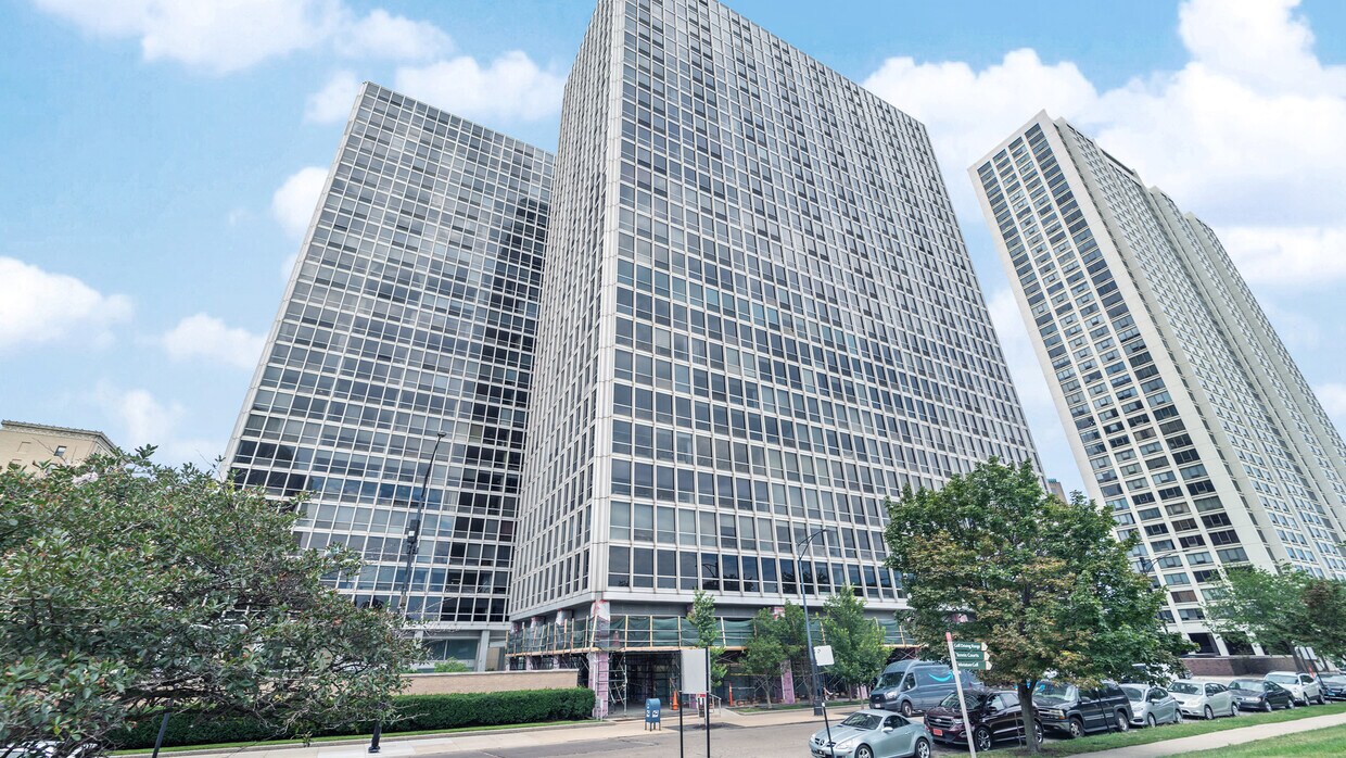 Primary Photo - 330 W Diversey Pkwy