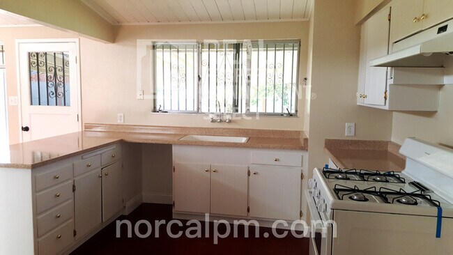 Building Photo - Charming 3 bed 1 bath home with HUGE yard!