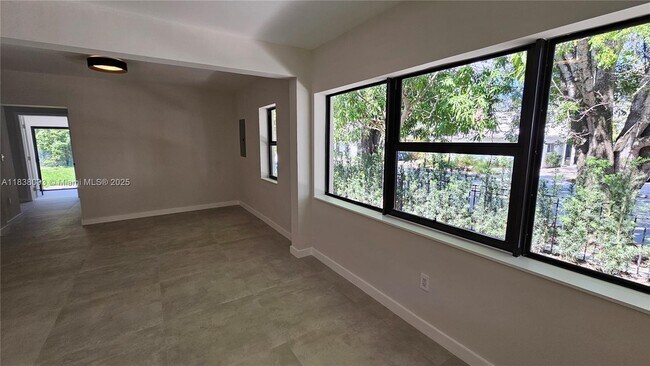 Foto del edificio - 424 NE 63rd St