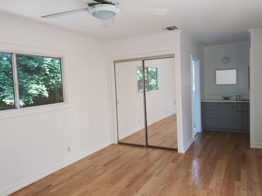 Foto del edificio - 6943 Balcom Ave