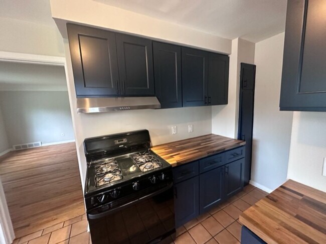 Building Photo - Charming 3 bed 1.5 bath ranch with basemen...