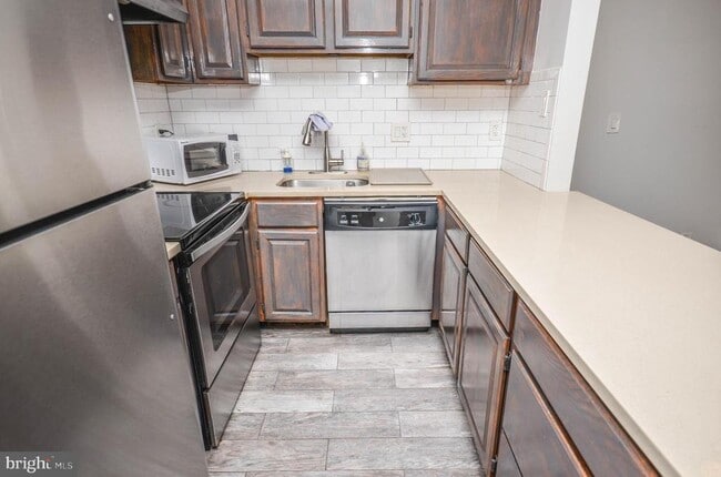 Building Photo - 637 3rd St NE