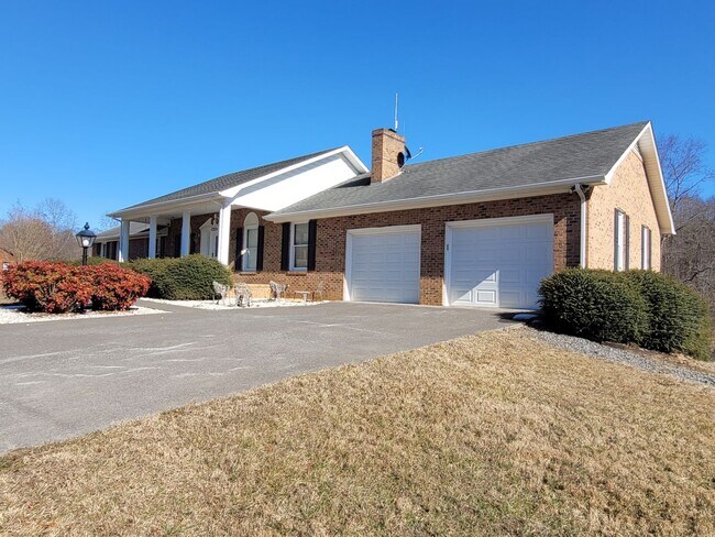 Building Photo - Nice Brick Home in Mount Airy