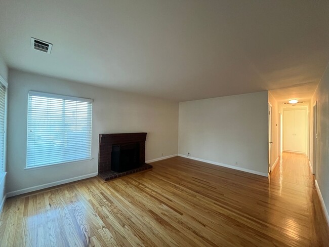 Foto del edificio - Spacious 3 bedroom 1 bath in San Jose!!