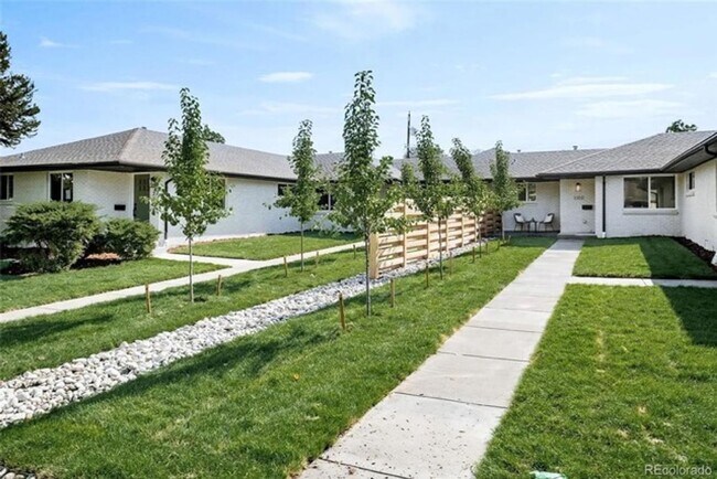 Building Photo - Recently Renovated 2Bd 1Ba Duplex with W/D and Central AC!