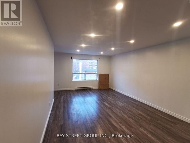 Building Photo - 1546 Jane St