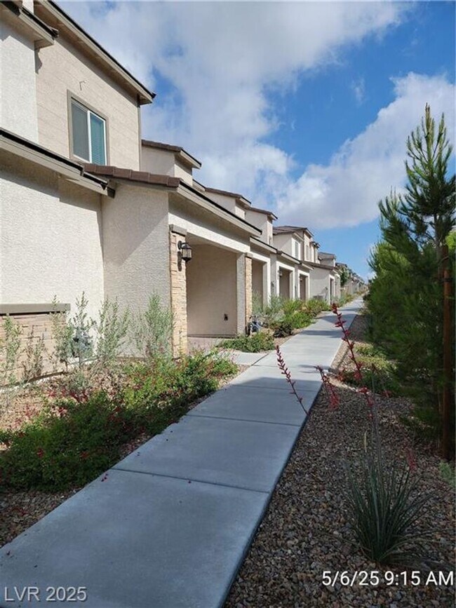 Building Photo - BRAND NEW 3 BED, 2.5 BATH TOWNHOME IN NW L...