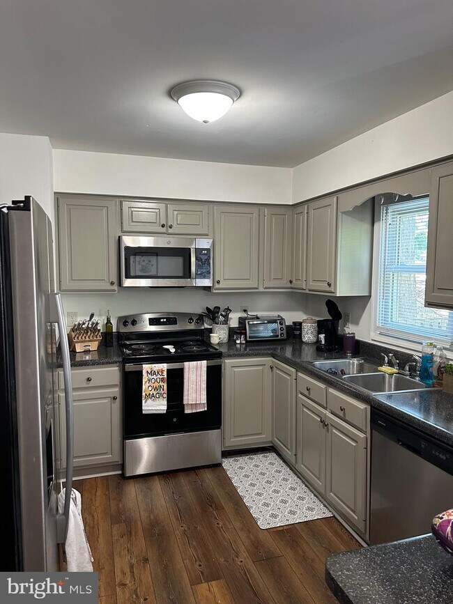 Building Photo - 10730 Brice Ct