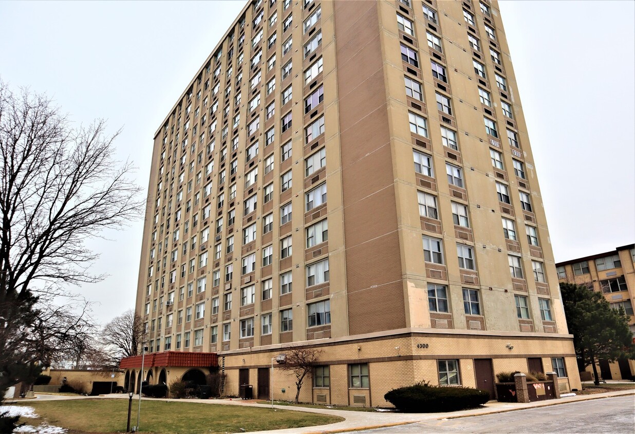 Primary Photo - 4300 W Ford City Dr