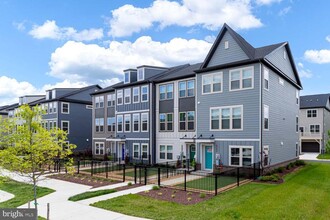 Building Photo - 2480 Avesta Pl