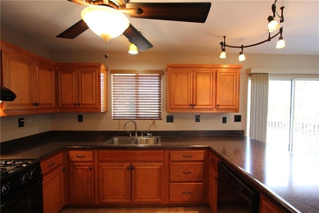 Building Photo - 1825 Skyline Dr