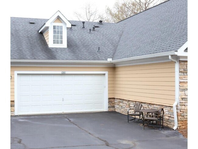 Building Photo - 3204 Village Ln