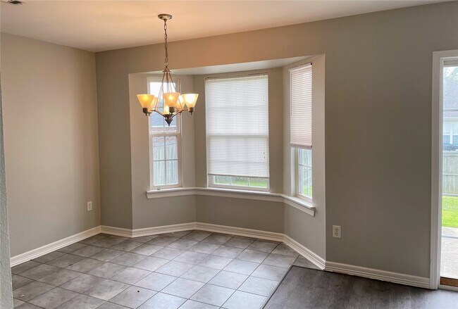 Building Photo - 905 SW Cheyenne Dr