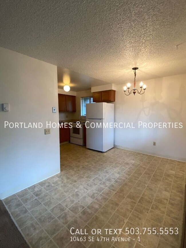 Building Photo - Milwaukie Tri-plex - 3 Bedroom