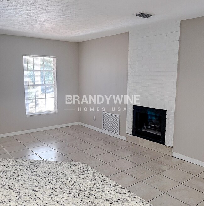 Building Photo - **1 MONTH FREE HOLIDAY SPECIAL!!** Market ...