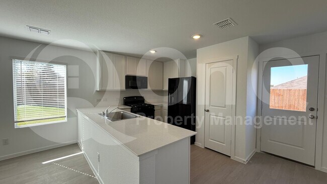 Foto del edificio - 7701 Rutherford Ln