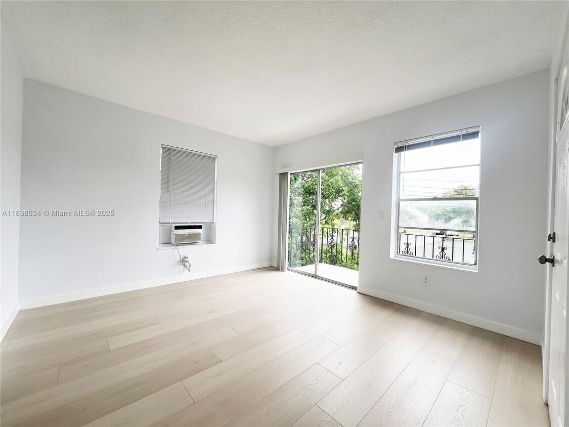 Foto principal - 5990 NE 4th Ct