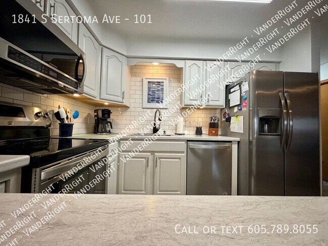 Building Photo - 3 Bedroom 2 Bathroom End Unit Condo!