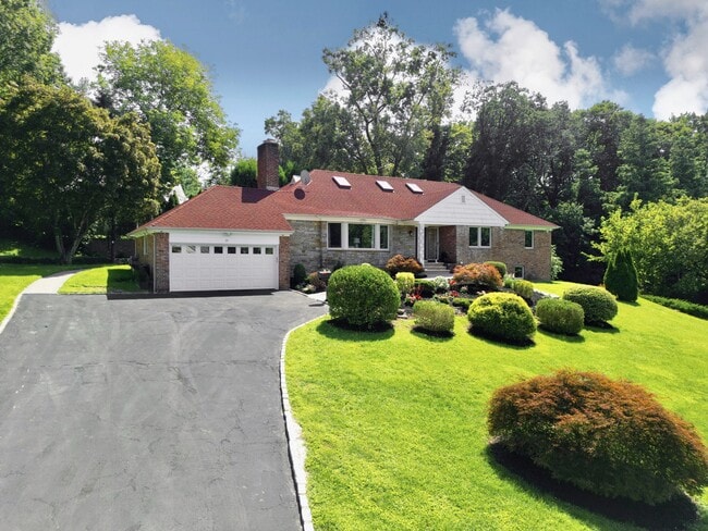 Building Photo - 17 Laurel Dr