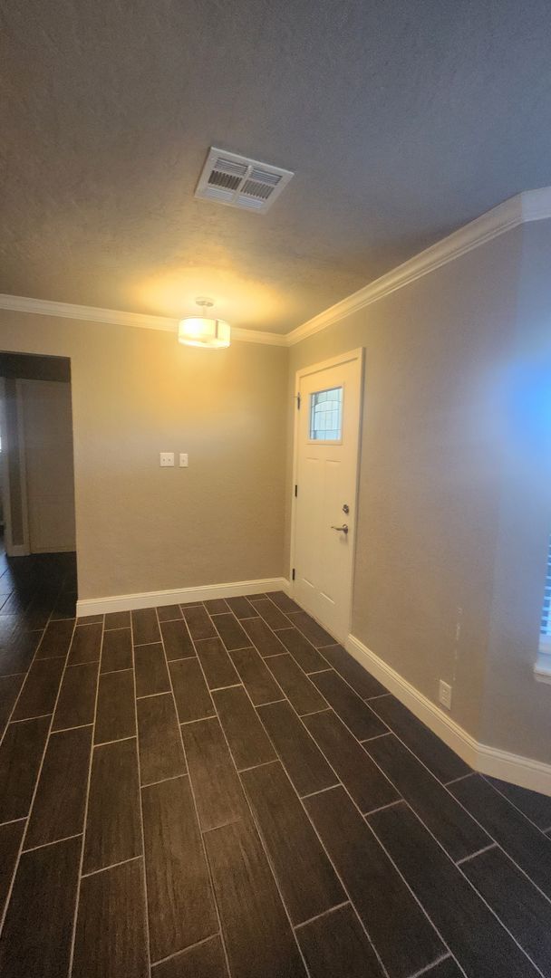 Building Photo - Willow Creek Area! Pet's Negotiable!