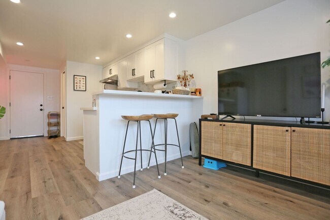 Foto del edificio - Furnished, garden 1BR/1BA In-Law in the Su...