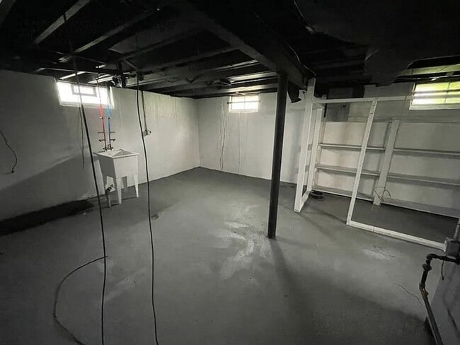 Building Photo - 3 bed 1 bath Home