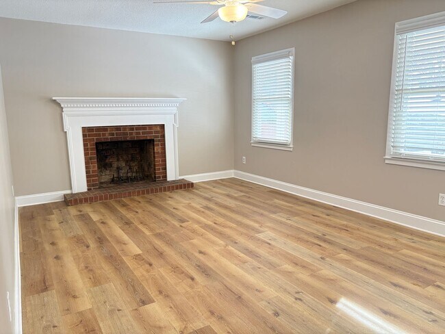 Foto del edificio - 3 Bedroom, 2 Bathroom House in Burlington!