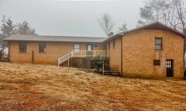 Building Photo - Spacious home in Pickens