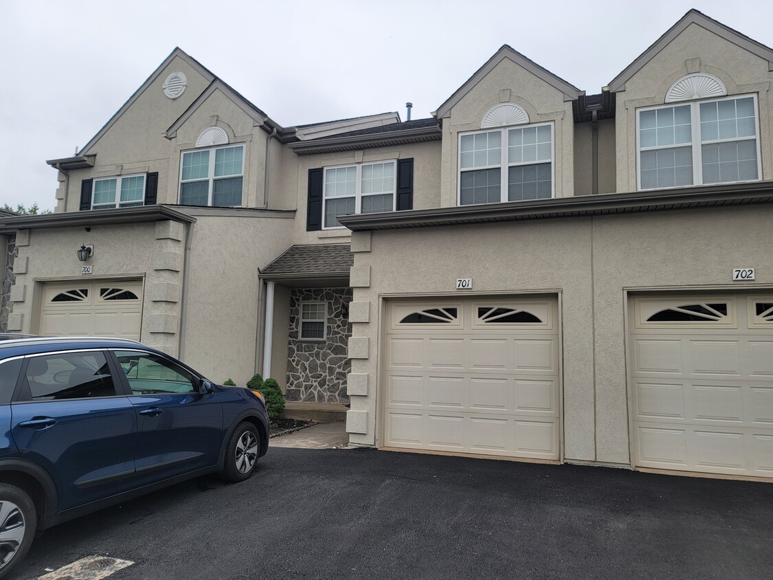 Primary Photo - 701 Whitetail Cir