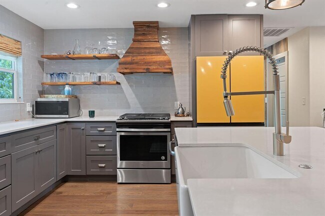 Building Photo - 3008 S 5th St