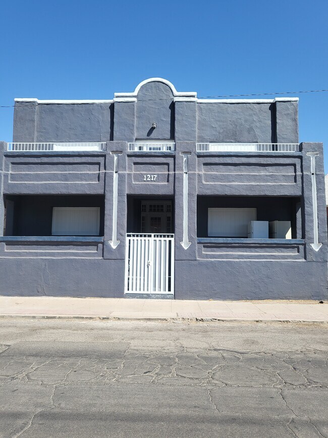 Foto del edificio - 1217 E Yandell Dr