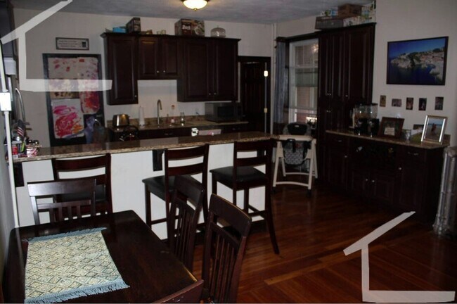 Building Photo - Coolidge Corner Area of Brookline. In-Unit Washer and Dryer, Heat, Hot Water Included, Bonus Room