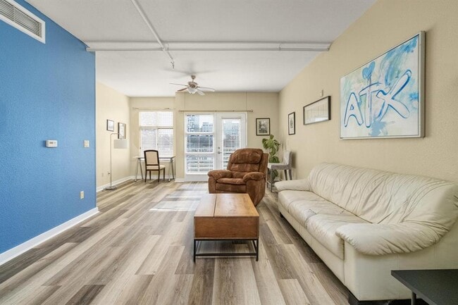 Building Photo - 711 W 26th St