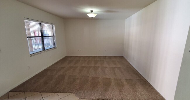 Building Photo - Close to Stetson University and the Beach!!
