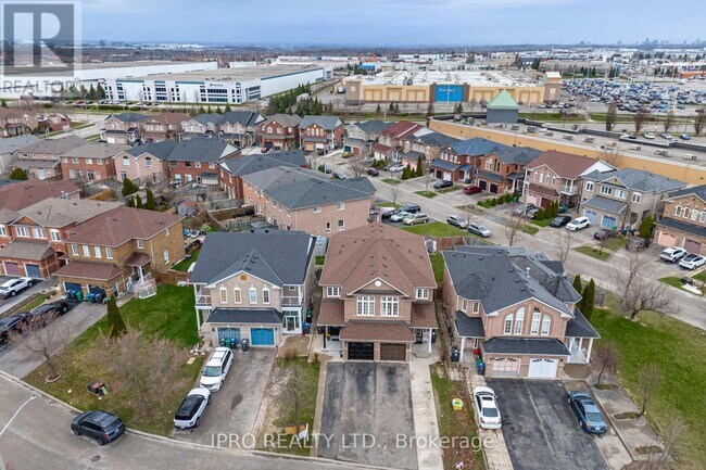 Building Photo - 803 Khan Crescent