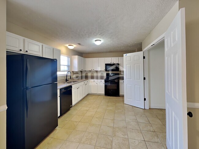 Building Photo - 6005 Mountview Dr