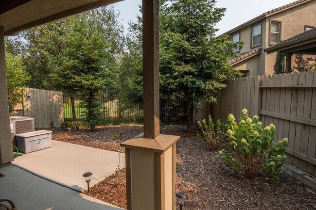 Building Photo - Beautiful 3 Bedroom PLUS Bonus Room in Pen...