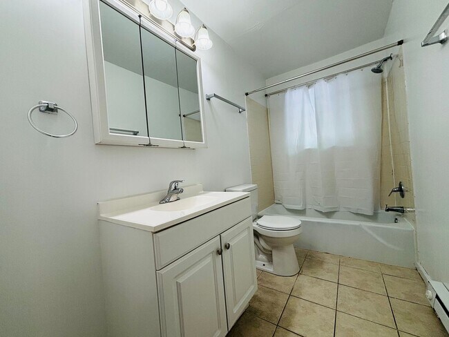 Foto del edificio - 3 Bedroom 1 Bath Apartment